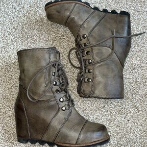 Wedged tied booties